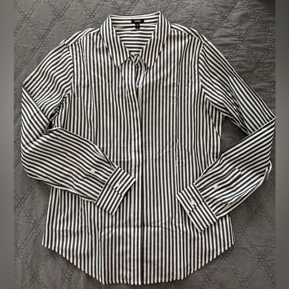 Express Women’s Striped Shirt Grey and White Bottom Up Size Medium.